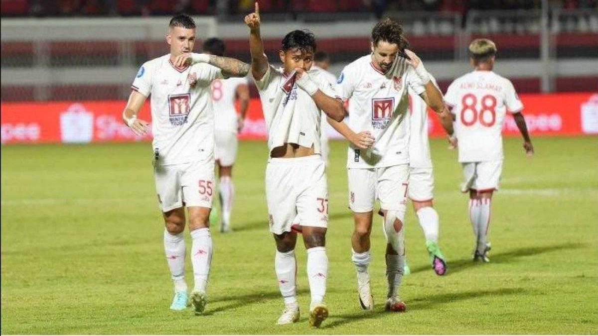 Selebrasi gol bek kiri Malut United Firman Ramadhan (tengah) kegawang Persita Tangerang pada lanjutan Liga 1 2024-2025 pekan ke 27 yang berlangsung di Stadion Gelora Kie Raa, Ternate, Rabu (12/3/2025).