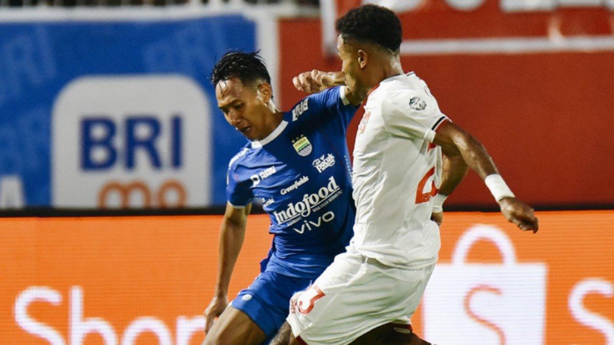 MALUT UNITED VS PERSIB BANDUNG - Duel Malut United vs Persib Bandung tersaji pada pekan ke-31 Liga 1 hari ini, Jumat (2/5/2025). Hasil akhir Malut United kontra Persib Bandung, VAR petaka, kartu merah Ciro Alves dan insiden berdarah Beckham Putra, skor 1-0.