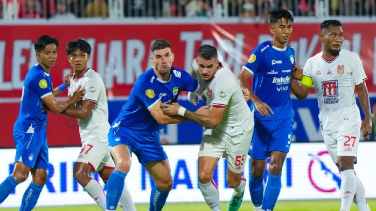 MALUT UNITED VS PERSIB BANDUNG - Duel Malut United vs Persib Bandung tersaji pada pekan ke-31 Liga 1 hari ini, Jumat (2/5/2025).