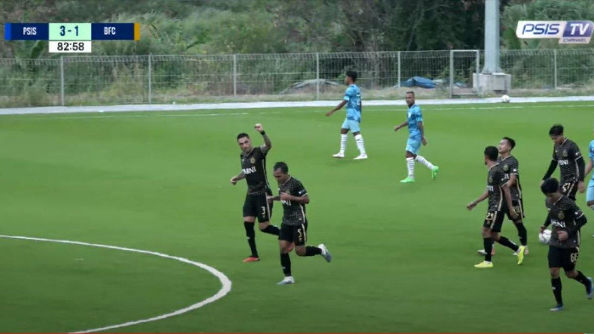 Mantan bek asing Persis Solo, Jaimerson Silva ikut bermain dalam laga uji coba Bhayangkara FC vs PSIS Semarang, Sabtu (20/7/2024).