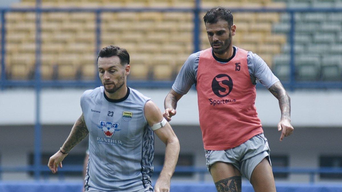 SESI LATIHAN - Marc Klok (kiri) dan Tyronne del Pino (kanan) di sesi latihan terkini Persib Bandung dalam unggahan akun Instagram @persib, Selasa, 11 Februari 2025.Terbaru Marc Klok menjadi sosok kapten bayangan Persib Bandung Vs Borneo FC.