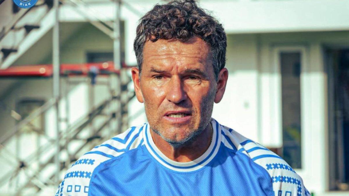 Sosok pelatih anyar PSBS Biak asal Argentina, Marcos Samso saat memimpin sesi latihan bersama jelang laga kontra Madura United, Sabtu (8/2/2025).