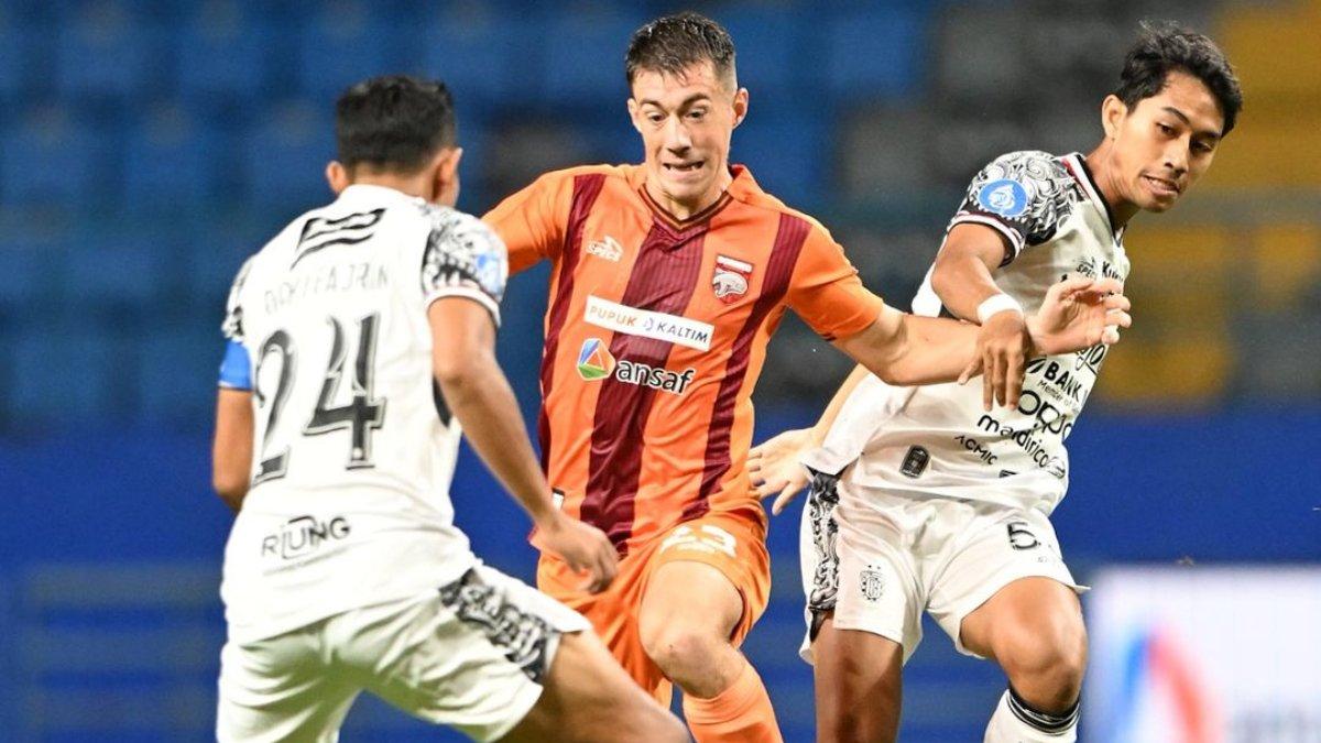 Cuplikan pertandingan Borneo FC melawan Bali United di pekan ketiga Liga 1 2024, di mana Mariano Peralta diapit oleh dua pemain Serdadu Tridatu, Selasa (27/8).