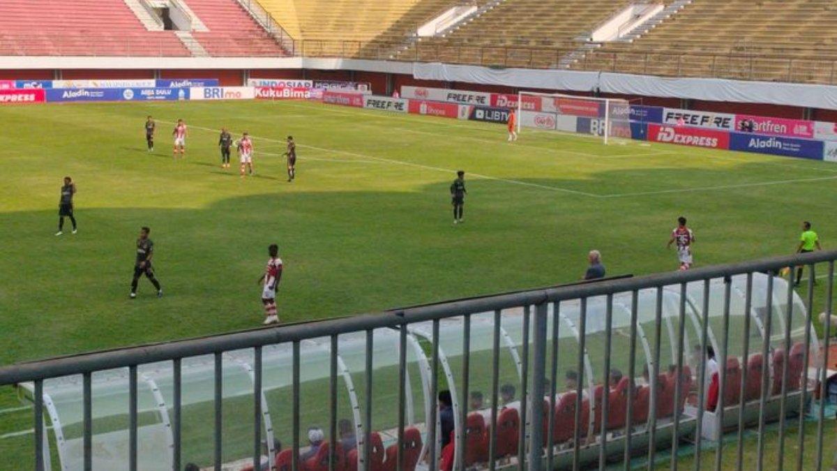 Mario Gomez sudah terlihat memimpin Bhayangkara FC saat kalah 1-2 dari Persis Solo di Stadion Maguwoharjo, Sleman, Minggu (29/10/2023).