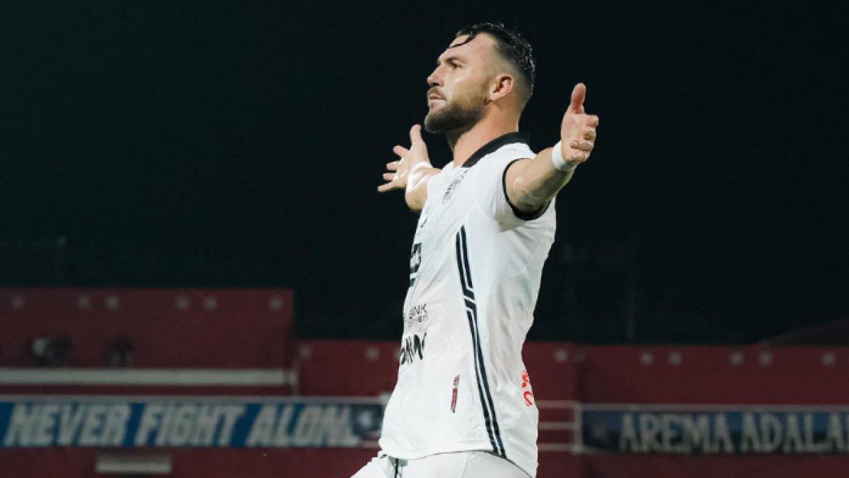 Selebrasi gol Marko Simic di laga Arema FC melawan Persija Jakarta di pekan kesembilan Liga 1 2024, Sabtu (26/10).