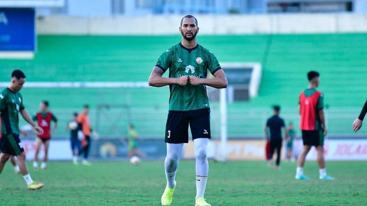 Potret Marlon Rangel mengenakan jersey Binh Dinh FC