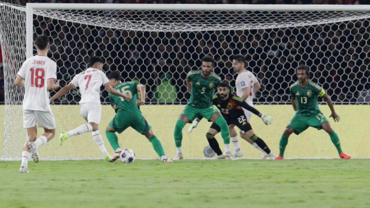 Marselino Ferdinan melepaskan tendangan plesing yang menjebol gawang Arab Saudi pada matchday keenam Kualifikasi Piala Dunia 2026 Zona Asia di Stadion Utama Gelora Bung Karno (SUGBK), Jakarta, Selasa (19/11/2024). (Tribunnews/Irwan Rismawan)
