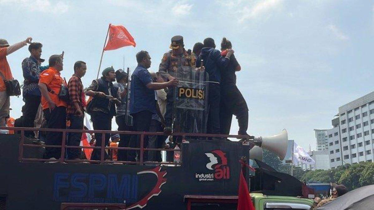 Massa aksi demo meneriaki hingga melempar botol saat anggota DPR Habiburokhman ingin ke atas mobil komando di depan Gedung DPR, Jakarta, Kamis (22/8/2024).