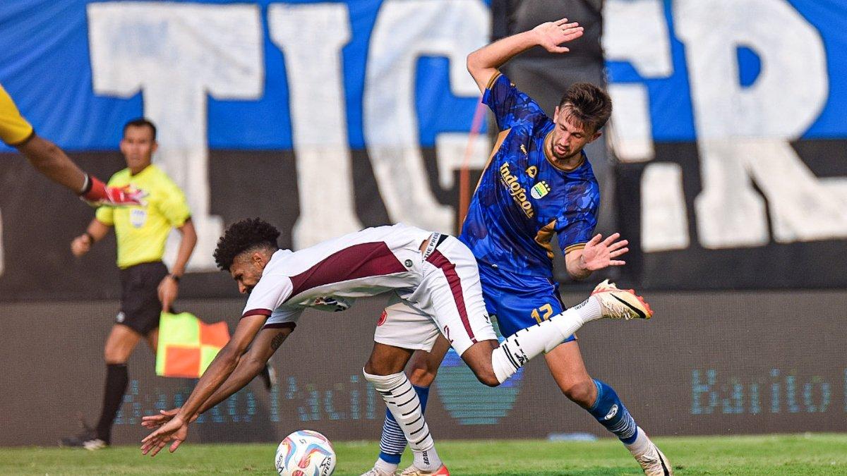 Gelandang asal Kroasia Persib Bandung, Mateo Kocijan saat berduel dengan bek PSM Makassar Alesio di babak pertama laga perdana Piala Presiden 2024 grup A, di Stadion Si Jalak Harupat Bandung, Jawa Barat, Jumat (19/7/2024).