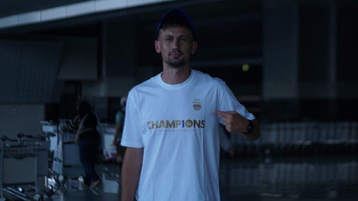 Potret gelandang anyar Persib Bandung asal Kroasia, Mateo Kocijan setibanya di Bandara Soekarno Hatta, Tangerang, Banten, Senin (8/7/2024).