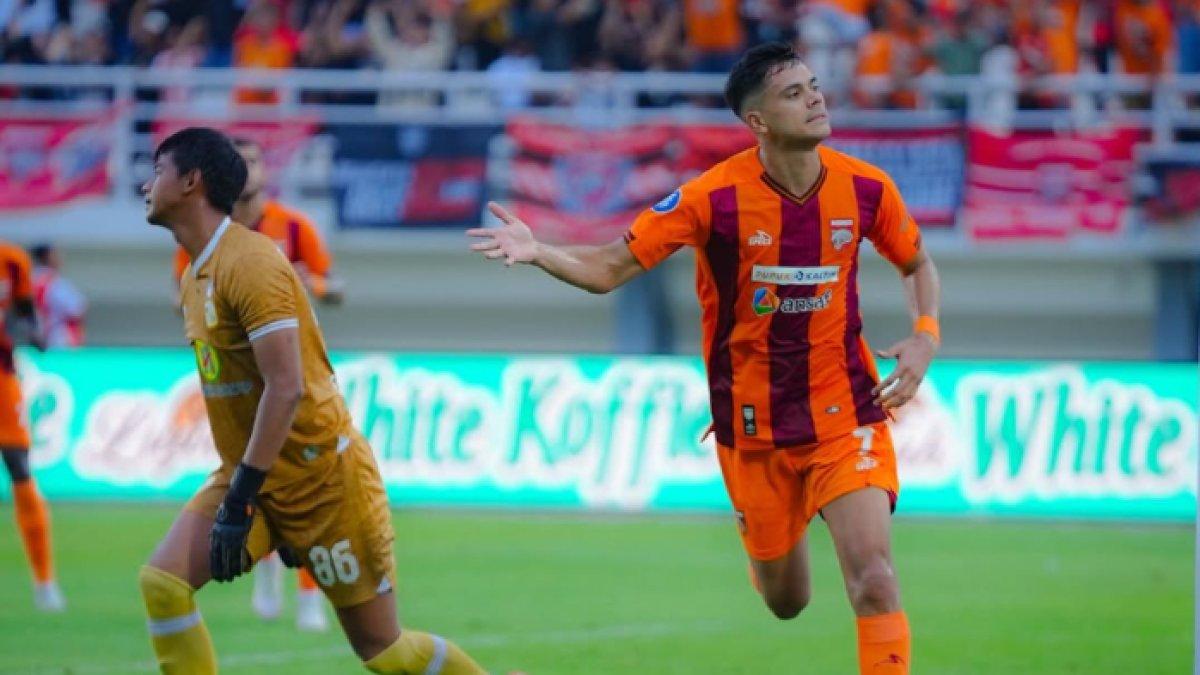 RUMOR TRANSFER BORNEO FC - Selebrasi bomber Borneo FC, Matheus Pato pada gelaran Liga 1 2024/2025.