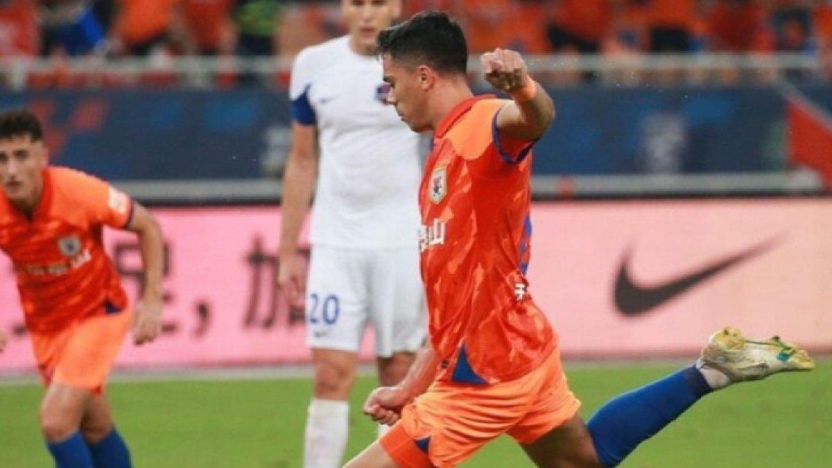 Matheus Pato berseragam Shandong Taishan