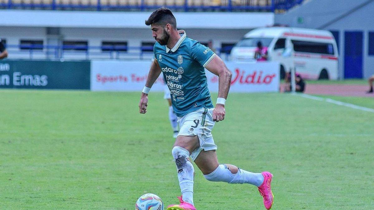 Potret Matheus selama berada di lapangan sepak bola membela Nusantara United FC