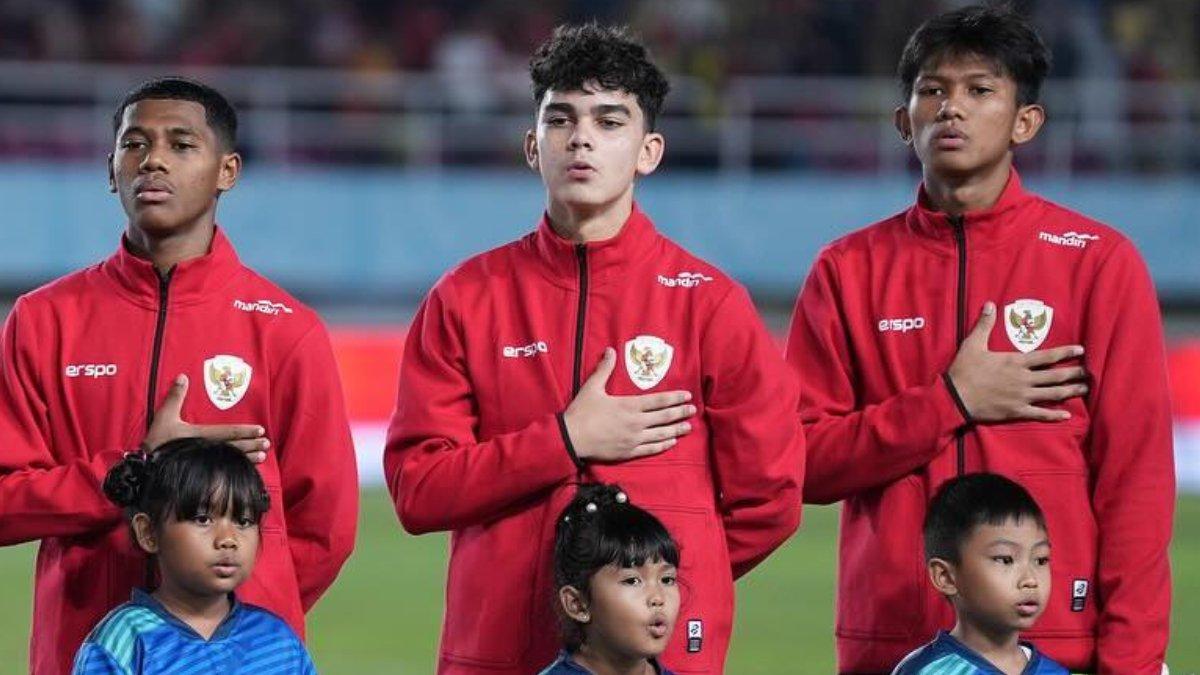 Sosok Matthew Baker (tengah) saat menyanyikan lagu wajib nasional jelang turun di laga Piala ASEAN Cup U16 2024.