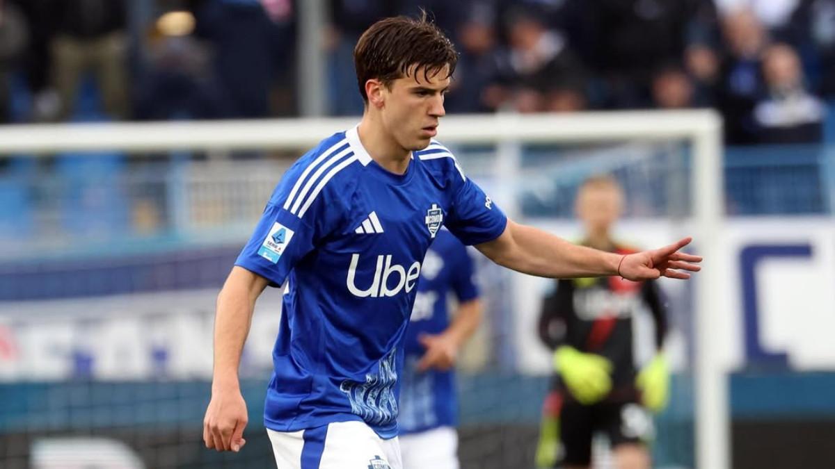 BURSA TRANSFER - Sosok Maximo Perrone ketika memberi arahan untuk rekan setimnyya di Como (15/4/2025).