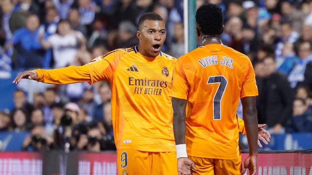 Foto Kylian Mbappe dan Vinicius Junior saat memakai seragam oren milik klubnya.