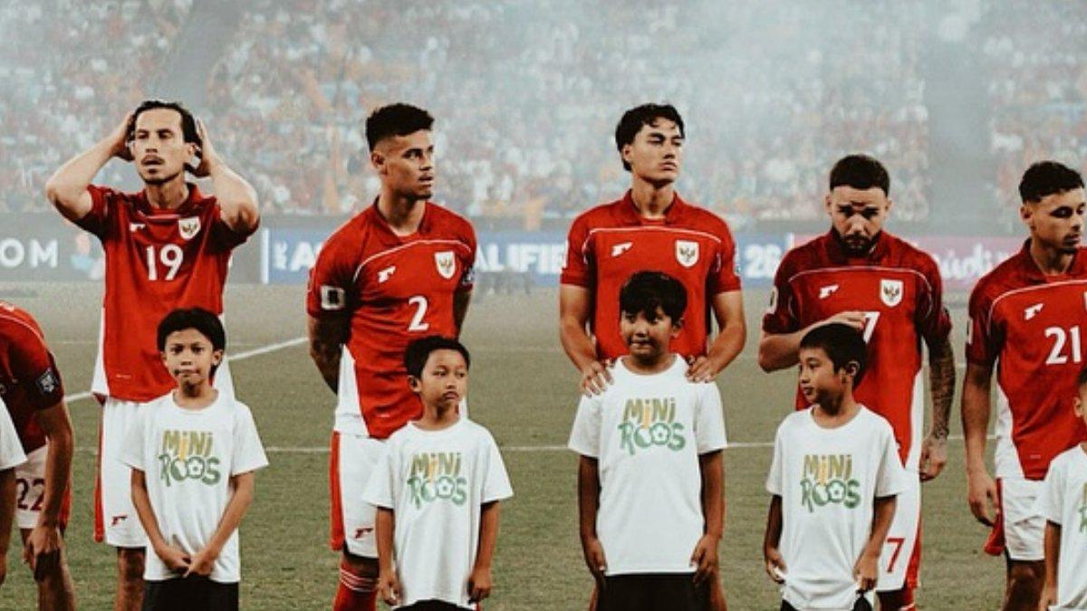 PEMAIN NATURALISASI TIMNAS INDONESIA - Pemain Timnas Indonesia, Mees Hilgers (dua dari kiri) saat hendak melawan Australia di Allianz Stadium, Sydney FC, 20 Maret 2025.