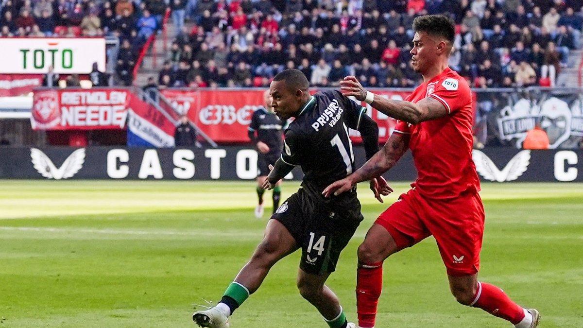 TIMNAS INDONESIA - Penggawa Timnas Indonesia, Mees Hilgers (kanan) dalam pertandingan FC Twente vs Feyenoord pada lanjutan Eredivisie 2024/2025, Minggu, 16 Maret 2025. Terbaru Mees Hilgers bertemu dengan Eliano Reijnders pada laga FC Twente Vs PEC Zwolle.