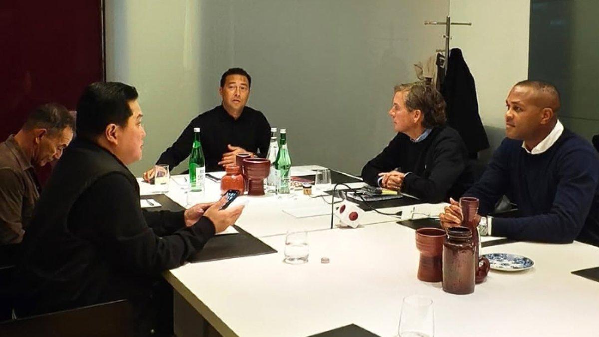 Momen pertemuan antara Ketua Umum PSSI Erick Thohir dengan empat pelatih baru Timnas Indonesia, yakni Patrick Kluivert, Alex Pastoor, Denny Landzaat, dan Gerald Vanenburg, Selasa (28/1).