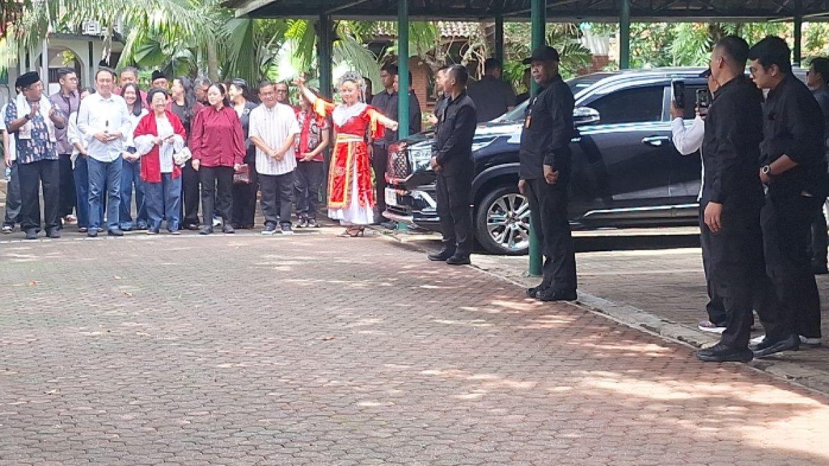 Megawati bersama Pramono-Rano diiringi tarian khas Betawi saat menuju ke TPS.