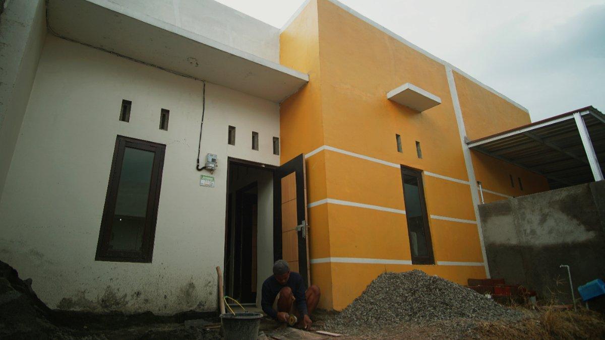 Seorang pekerja bangunan sedang memotong keramik di perumahan KPR Bersubsidi BTN Syariah di Bumi Cengklik Asri 2, Ngemplak, Kabupaten Boyolali, Jawa Tengah, pada Sabtu (17/2/2024).
