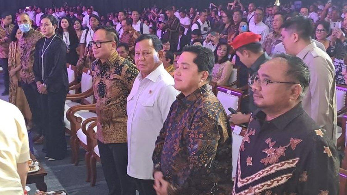 Menhan Prabowo Subianto, Menteri BUMN Erick Thohir, dan Menag Yaqut Cholil Qoumas menghadiri acara Natal Bersama Kementerian BUMN 2023 di JCC Senayan, Jakarta, Senin (15/1/2024).