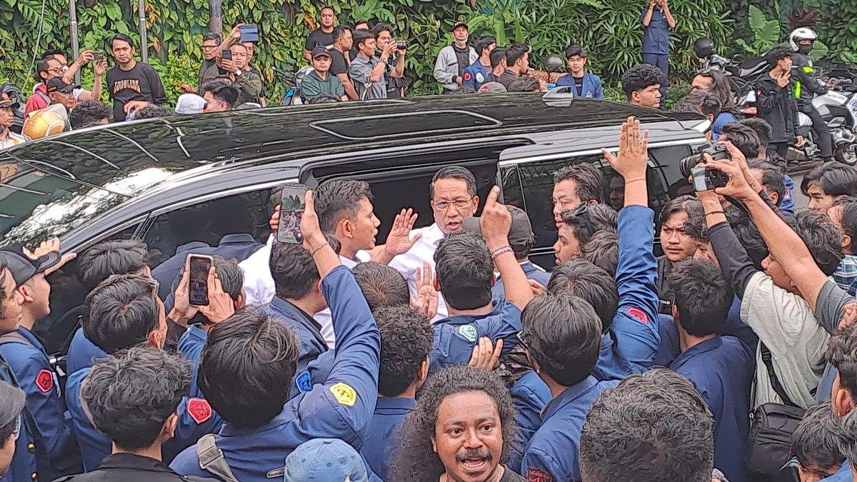 Menteri Hukum Supratman Andi Agtas turun dari mobil usai dipaksa massa demo RUU TNI di depan Gedung DPR, Senayan, Jakarta, Rabu (19/3/2025).