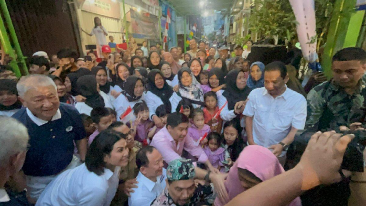 Menteri PKP Maruarar Sirait didampingi Waketum Kadin Indonesia Bidang Pengembangan Infrastruktur Strategis dan Pembangunan Pedesaan, serta Transmigrasi, Thomas Jusman, Ketua Yayasan Buda Tzu Chi Indonesia Sugianto Kusuma, dikerumuni warga saat meninjau proyek renovasi Program Gotong Royong Kadin Indonesia - Renovasi RTLH Kecamatan Johar Baru, Jakarta Pusat, Selasa (15/4/2025).
