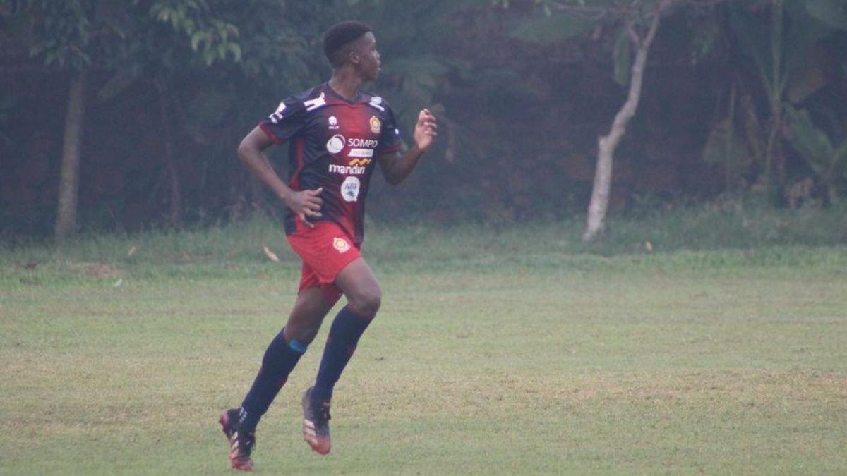 Potret Meshaal Osman ketika bermain di lapangan sepak bola.