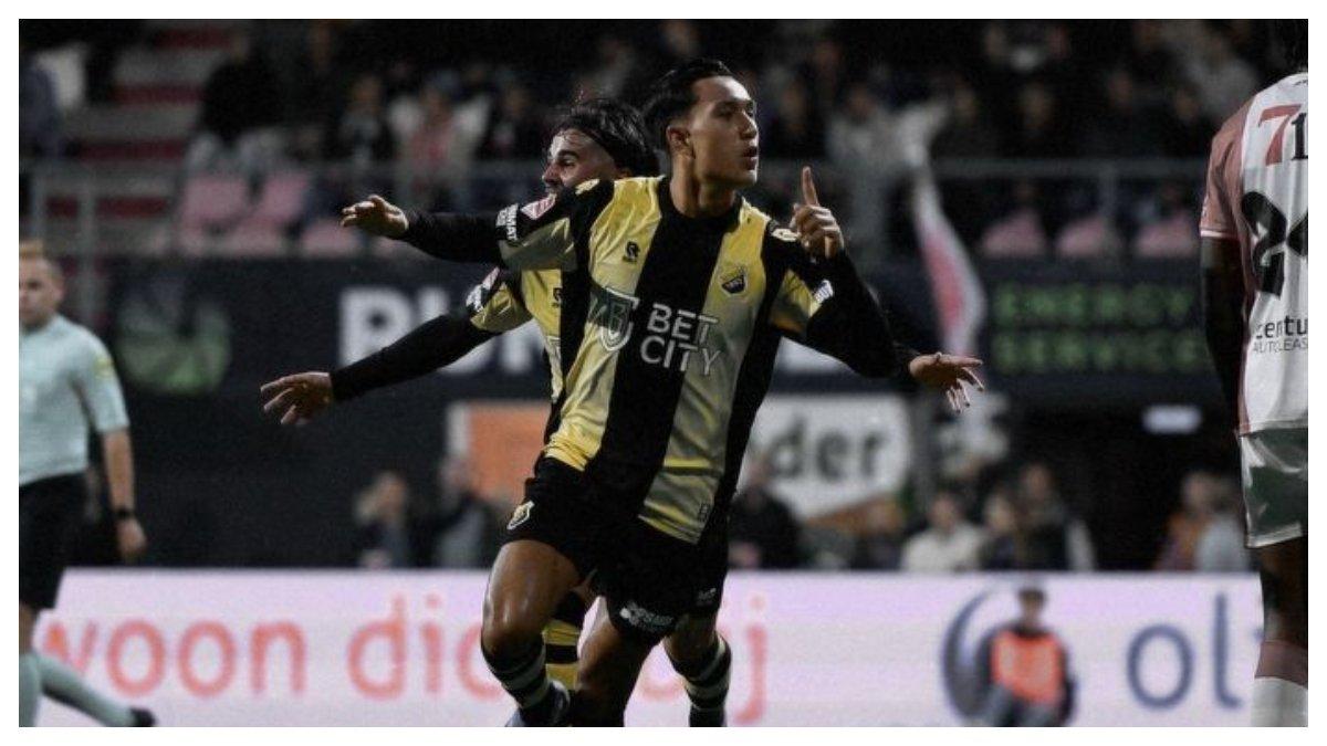 Potret Miliano Jonathans berseragam Vitesse Arnhem saat melawan Emmen FC, winger Vitesse yang main gacor di Liga Belanda, dapat dilirk Timnas Indonesia karena perfomanya yang apik di Liga Belanda.