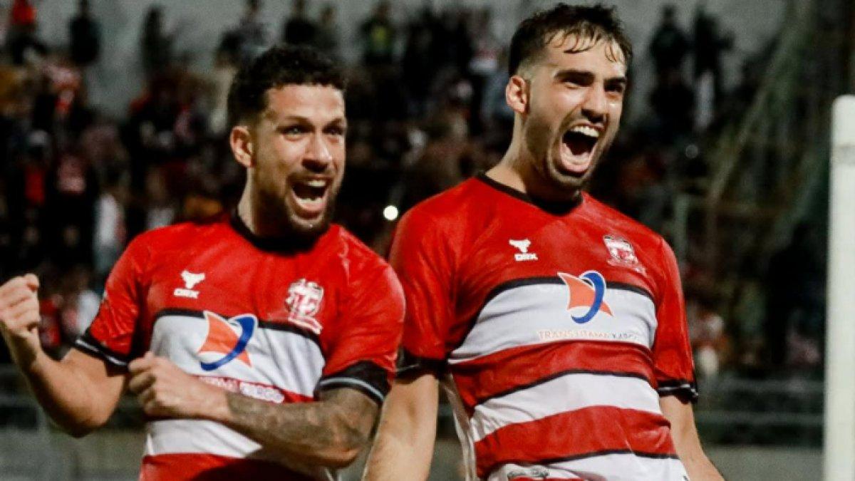 Striker Madura United, Miljan Skrbic melakukan selebrasi setelah mencetak gol ke gawang Persija Jakarta di Stadion Gelora Bangkalan, Madura pada Minggu (6/4/2025). 