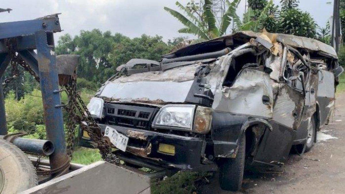Mobil elf yang mengalami kecelakaan di Ciloto, Kecamatan Cimacan, Kabupaten Cianjur, Selasa (24/10/2023).