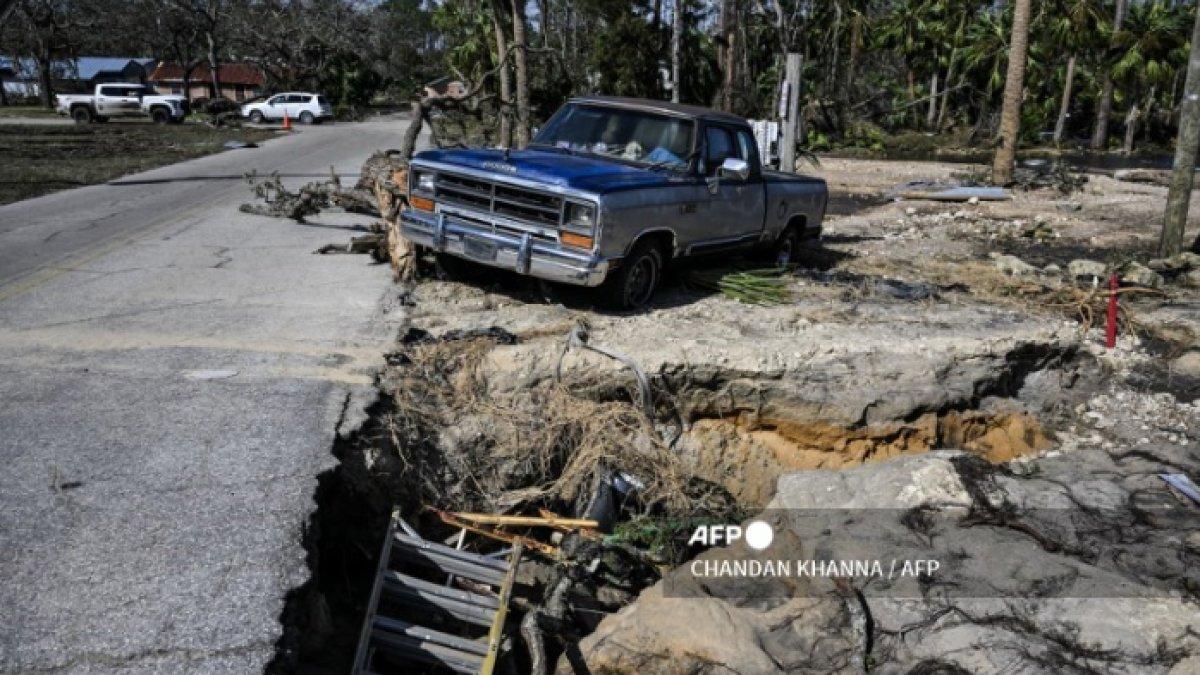 Terlihat sebuah mobil rusak di tepi jalan Steinhatchee, Florida pasca dihantam Badai Helene pada Jumat (27/9/2024).