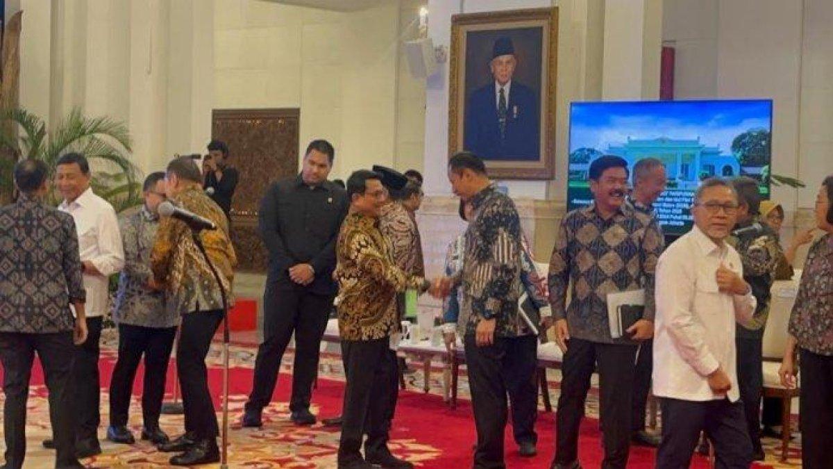 Moeldoko (kiri) dan AHY tampak bersalaman sebelum mengikuti sidang kabinet di Istana Presiden Jakarta, Senin (26/2/2024).