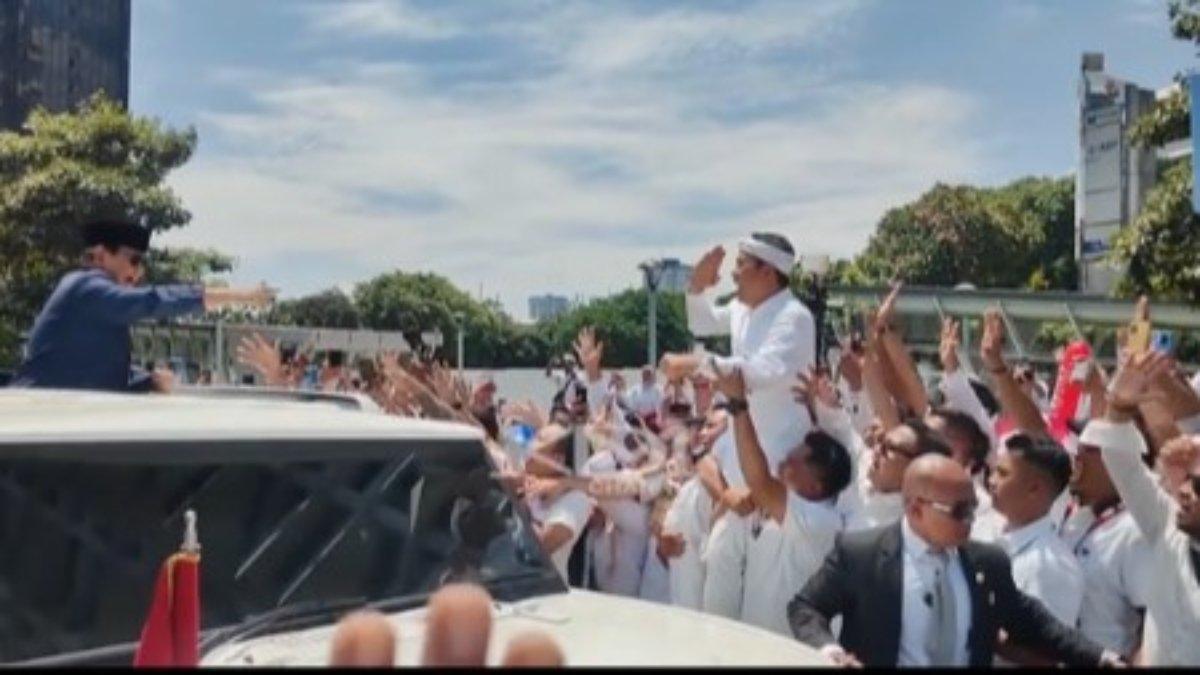 Momen Dedi Mulyadi digendong warga agar bisa menyapa presiden RI, Prabowo Subianto.