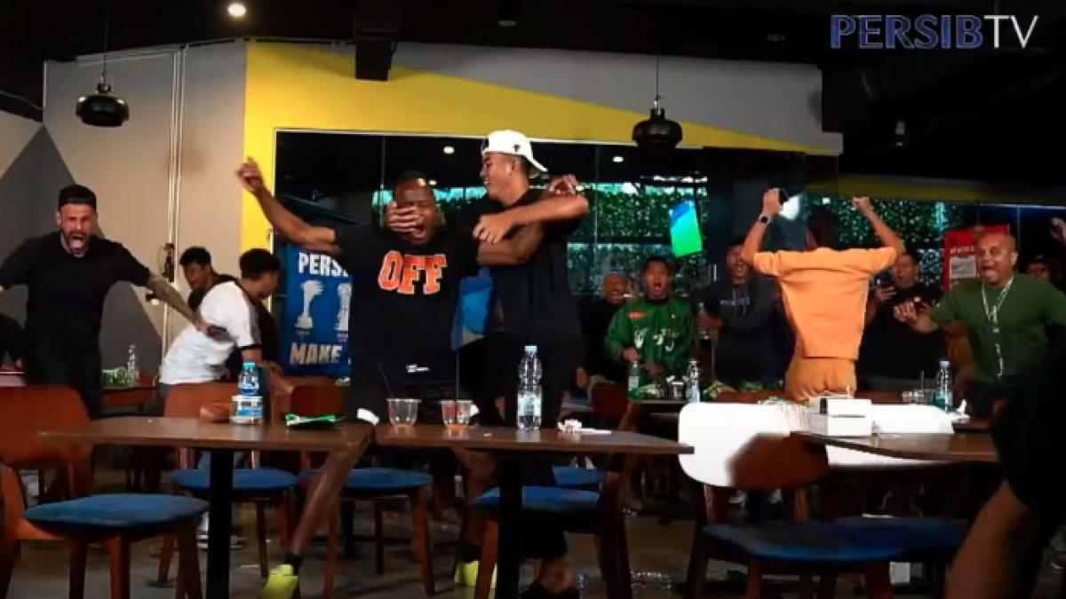 PERSIB JUARA - Aksi perayaan juara Persib Bandung pasca menggelar acara nonton bareng (nobar) laga Persik Kediri kontra Persebaya Surabaya, Senin (5/5).