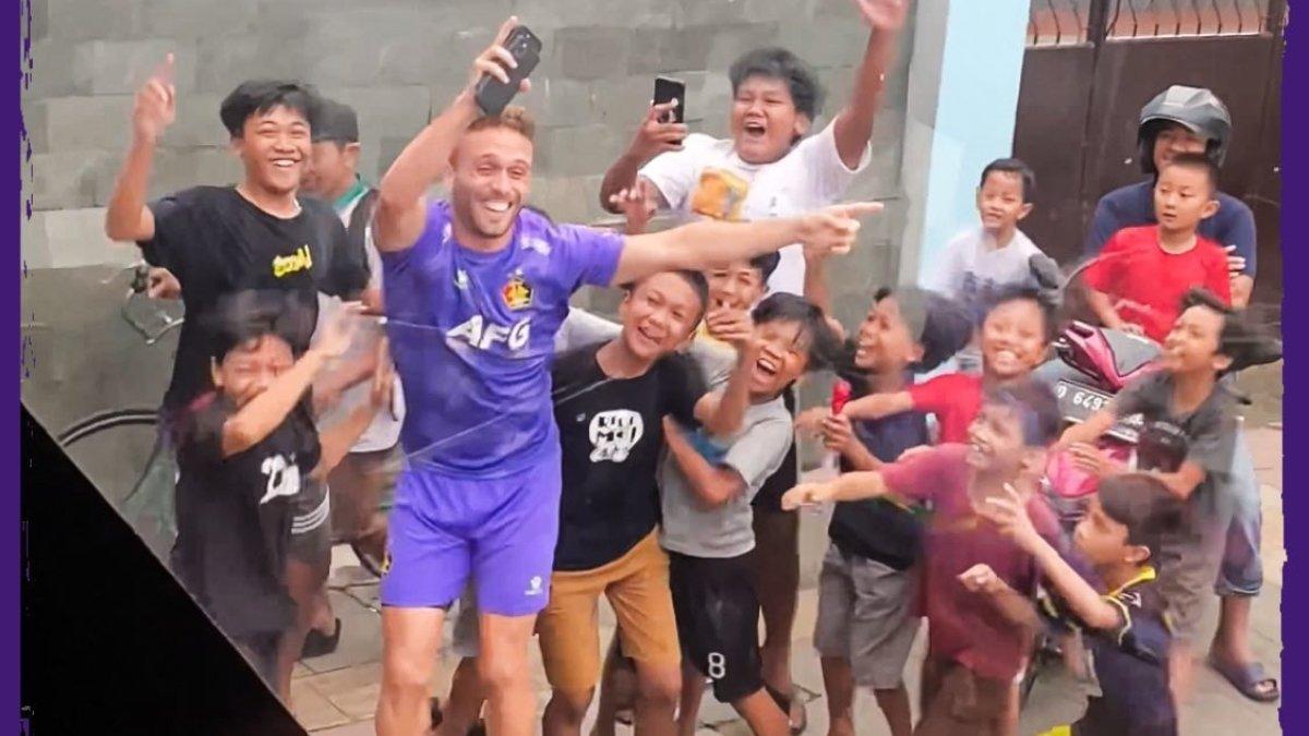 Sosok gelandang serang Persik Kediri, Ze Valente tengah berjoget di jalanan Kota Bandung saat Laskar Macan Putih tiba untuk melawan Persib Bandung di pekan ke-22 Liga 1 2023, Sabtu 9 Desember 2023.