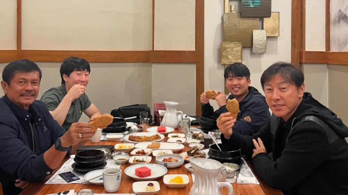 Potret keakraban para pelatih Timnas Indonesia, yakni Indra Sjafrie (kiri) dan Shin Tae-yong (kanan) yang terpantau sempat membahas beberapa hal terkait skuad Garuda dalam makan malam bersama di Jakarta, Kamis (29/11).