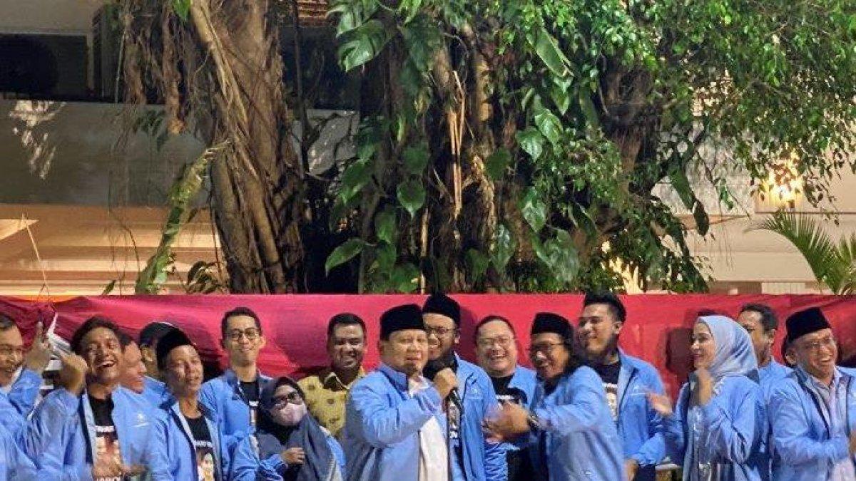 Prabowo Subianto saat menerima deklarasi dukungan relawan Matahari Pagi di kediamannya di Jalan Kertanegara Nomor IV, Jakarta Selatan pada Sabtu (18/11/2023).