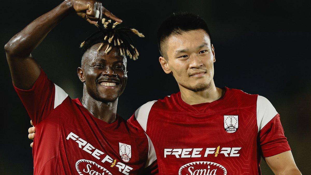 Moussa Sidibe dan Sho Yamamoto di laga Persis Solo vs PSBS Biak dalam lanjutan pekan ke-15 Liga 1 2024/2025 di Stadion Manahan, Solo, Jawa Tengah pada Senin (16/12/2024).