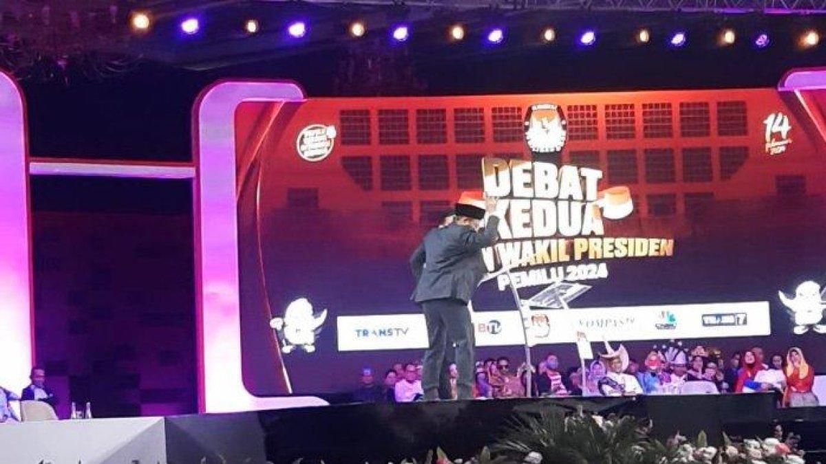 Momen cawapres nomor urut 1 Muhaimin Iskandar (Cak Imin) terkejut saat mikrofonnya terjatuh dari podium debat di Jakarta Convention Center (JCC), Senayan, Jakarta, Jumat (22/12/2023).