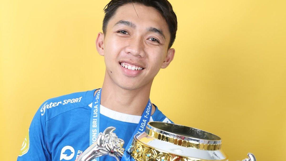 PROFIL PEMAIN - Sosok Muhammad Adzikry Fadlillah saat mengangkat piala liga Indonesia musim 2024/2025 (25/5/2025).