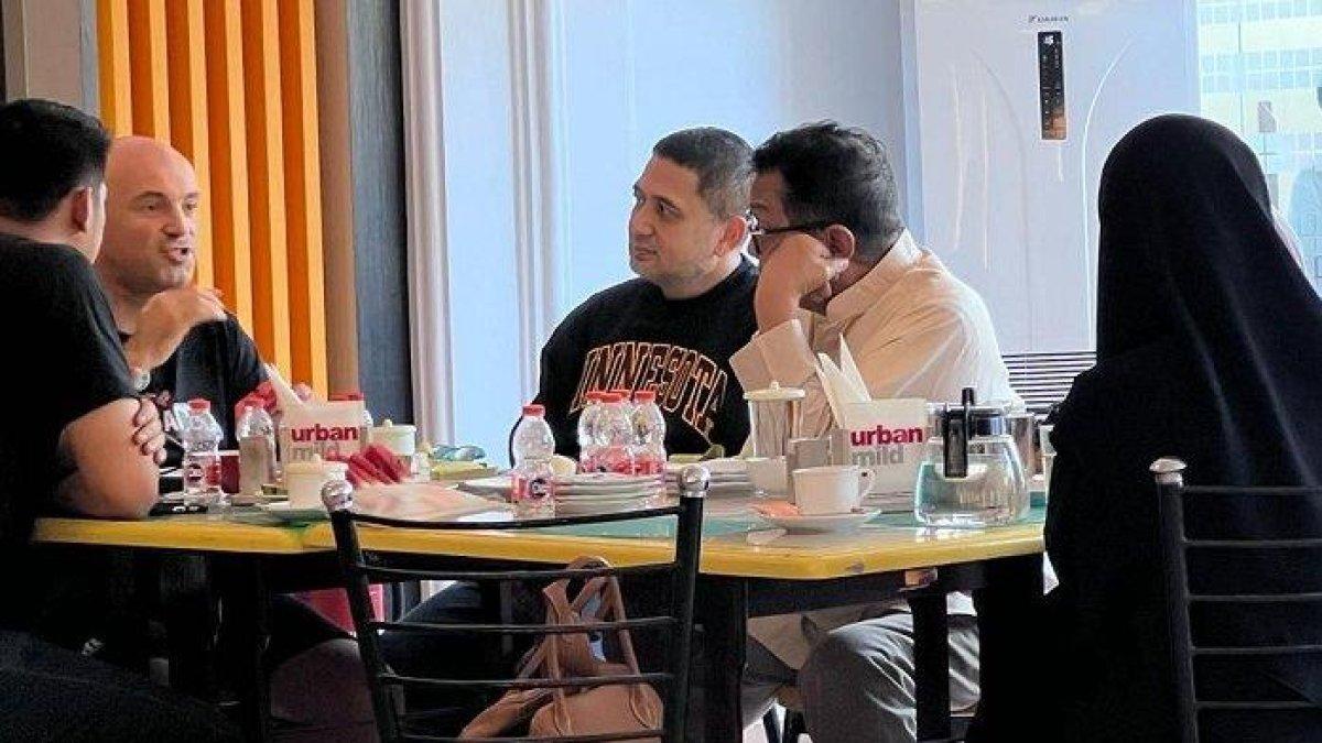 M Aksa Mahmud didampingi Ny Hj Ramlah Aksa, Munafri Arifuddin, Melinda Aksa, dan Muhammad Nur Fajrin berbincang dengan Pelatih PSM Makasssar Bernardo Tavares di Hotel Delimasari, Parepare, sesaat sebelum tim bertolak ke Stadion Gelora BJ Habibie melakoni laga kandang pekan ke-12, Jumat (15/9/2023) siang.