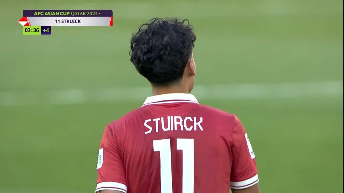 Cuplikan penyerang Timnas Indonesia, Rafael Struick yang sempat mendapati seragamnya terdapat kesalahan penulisan nama menjadi