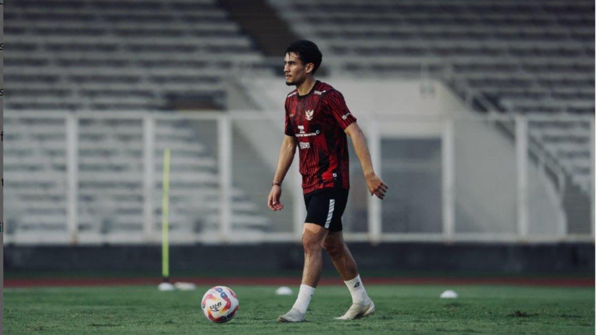 Pesona Nathan Tjoe-A-On saat di lapangan.
