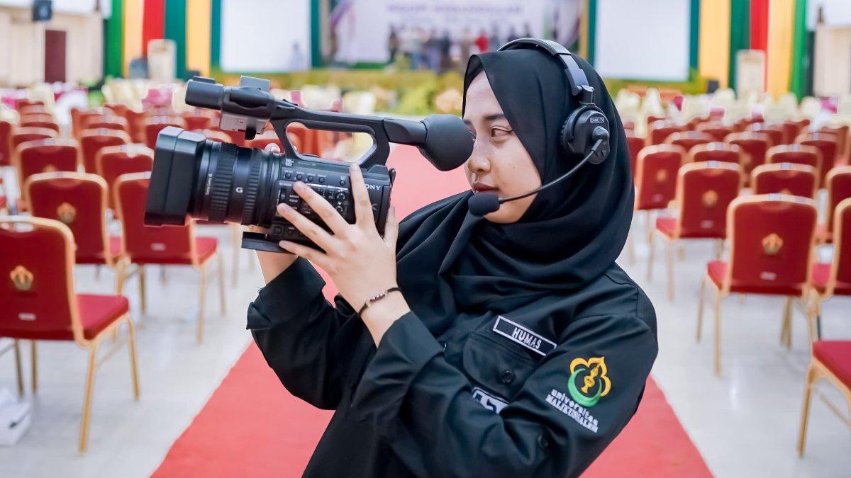 Potret Naurah penerima Beasiswa Martabe Prestasi.