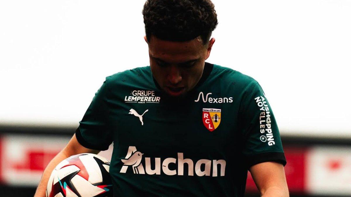 BURSA TRANSFER - Sosok Neil El Aynaoui sedang berjalan membawa bola sambil menunduk saat mengenakan jersey RC Lens (21/4/2025)