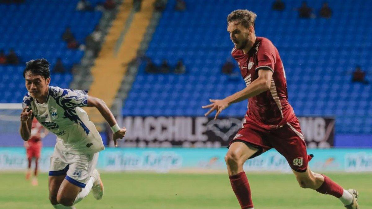Potret duel striker PSM Makassar Nermin Haljeta (kanan) dengan pemain PSIS Semarang Riyan Ardiansyah (kiri) di pekan keenam Liga 1 2024.