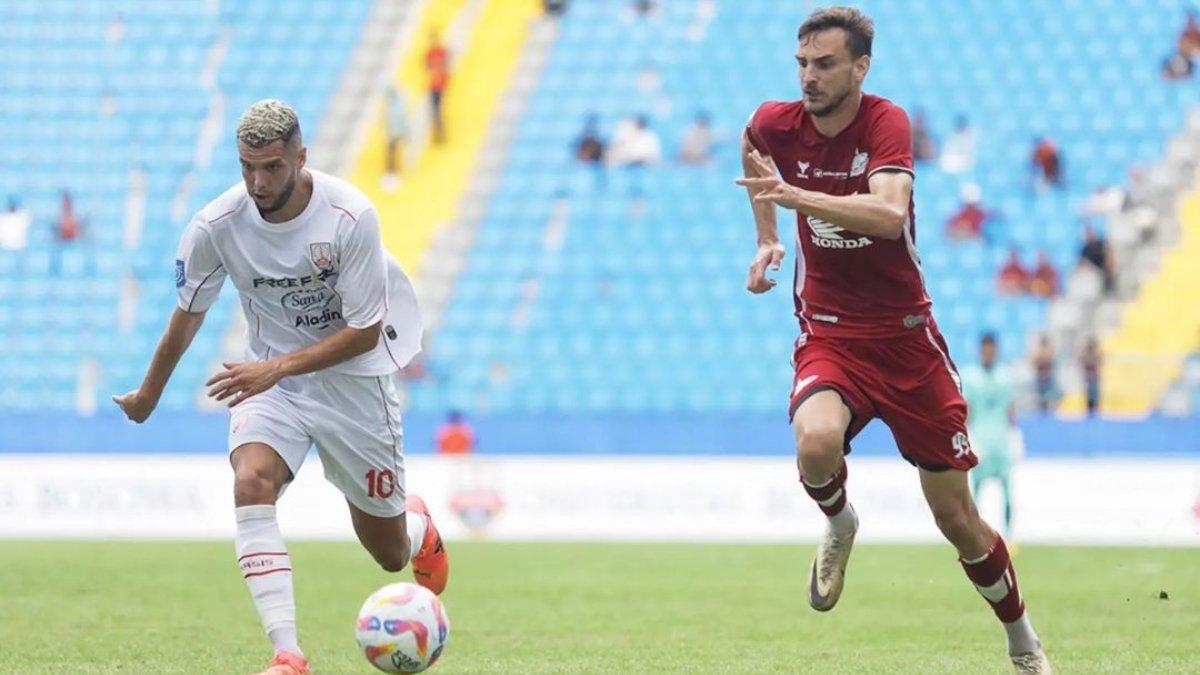 Potret aksi striker PSM Makassar, Nermin Haljeta (kanan) saat berduel dengan pemain Persis Solo Karim Rossi (kiri) di pekan perdana Liga 1 2024.