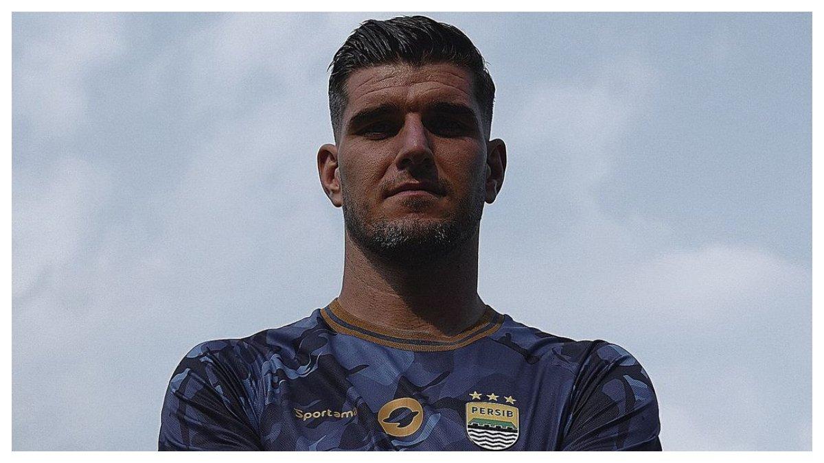Potret Nick Kuipers berseragam klub Pangeran Biru